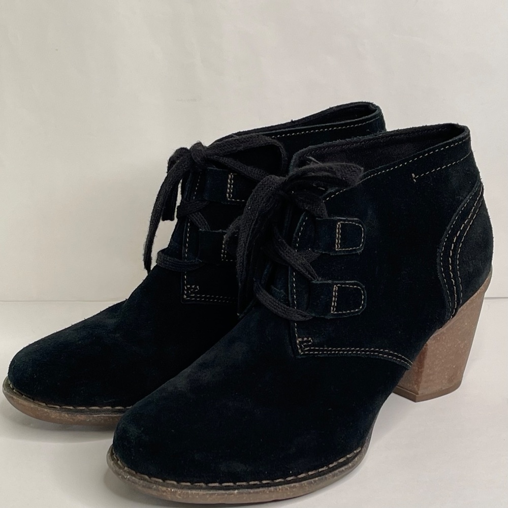 Clarks Artisan 60885976 Womens Black Suede Lace Up Heels Ankle Boots Sz. 9 USED